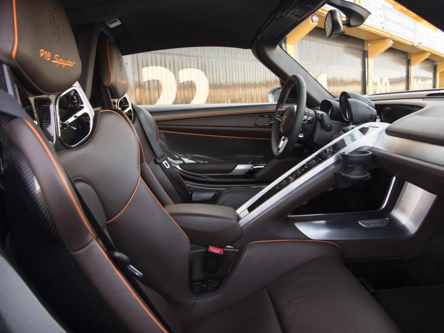 Интерьер Porsche 918 Spyder 2014 года  (фото 50 из 111)